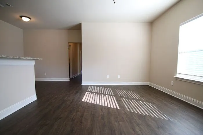 3 bed, 2.0 bath, 1089 sqft, $1,595 — Photo 3