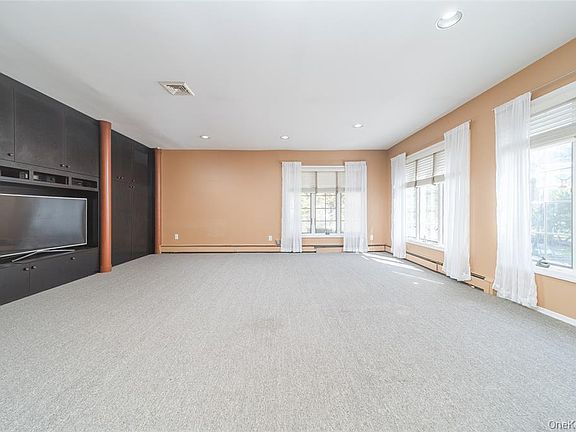5th image of 143 Round Hill Rd