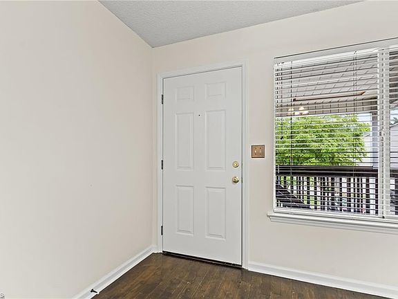 4th image of 110 W Brook Ct
