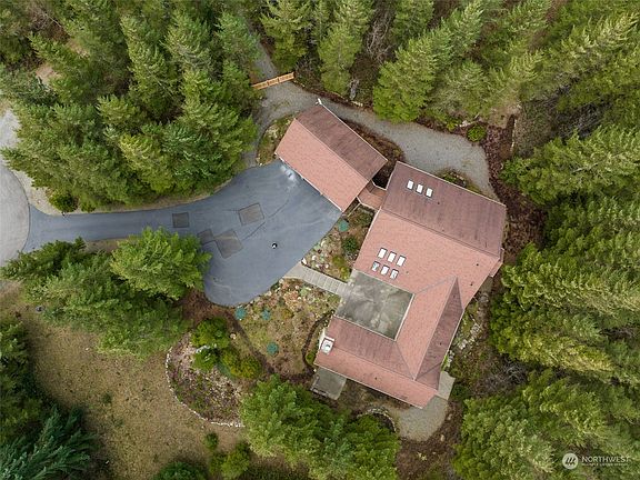 Small gated community of exquisite homes surrounded by acres of wooded privacy!>