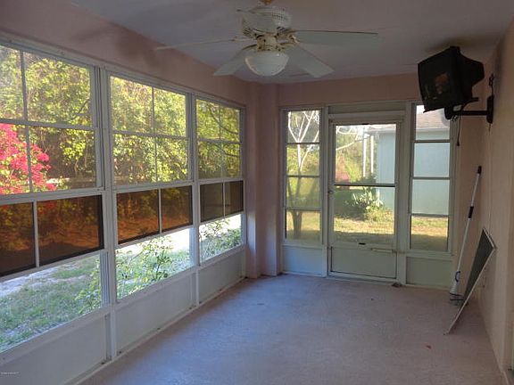 5th image of 977 Villa Dr