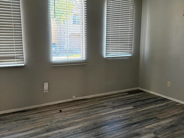 1410 E Mobile Ln — Photo 4