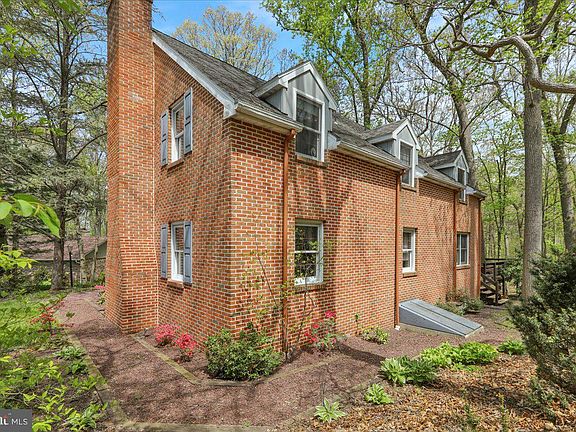 5th image of 13 Nassau Cir