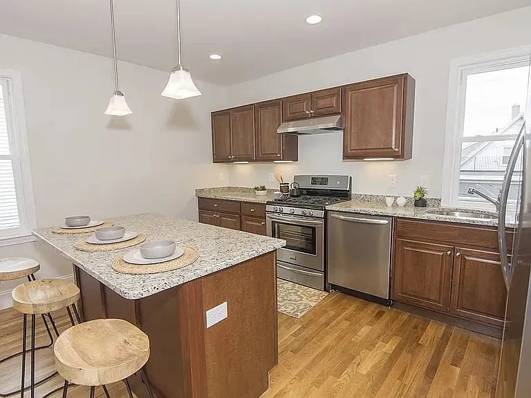 2 bed, 940 sqft, $4,200 — Photo 2