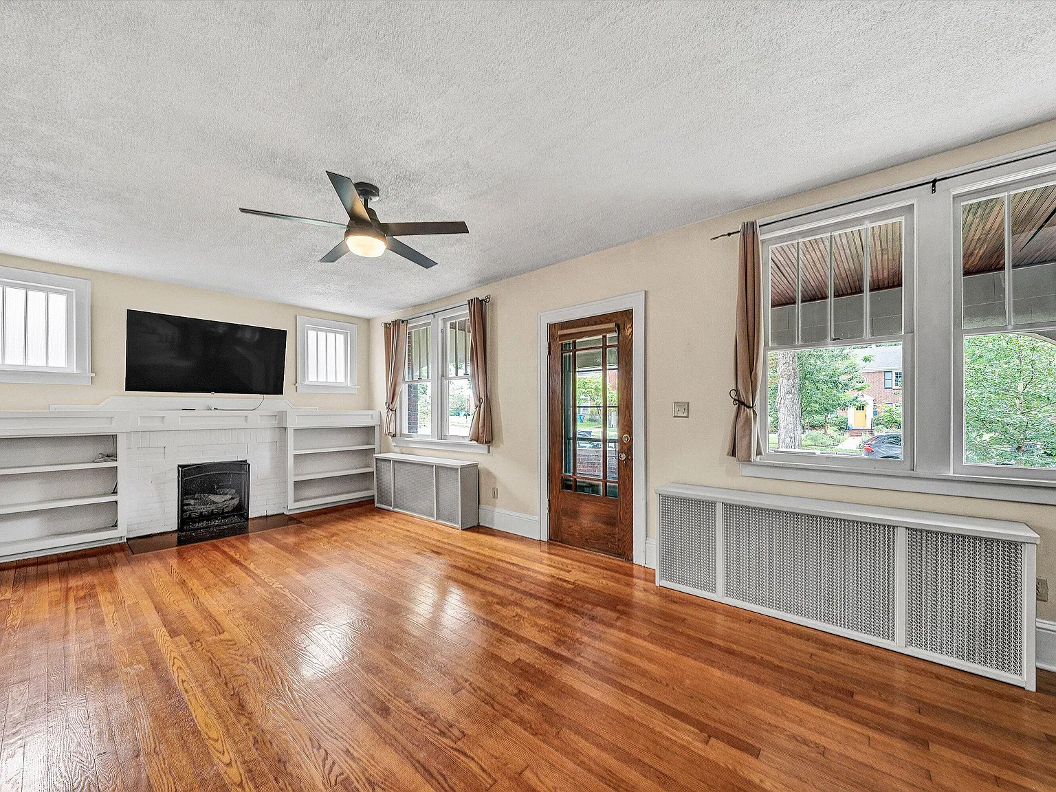 3 bed, 2.0 bath, 1696 sqft, $2,395 — Photo 2
