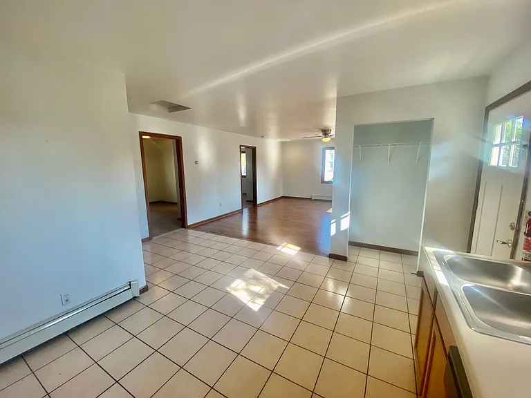 512 W Cross St — Photo 11