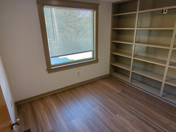 4th image of 33 N Brookside Ave Suite 1