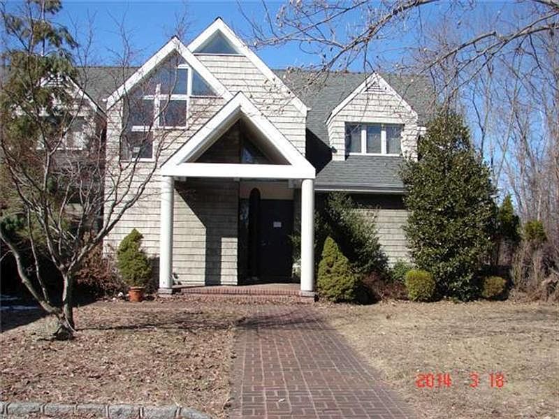 1st image of 9 Lloyd Ln