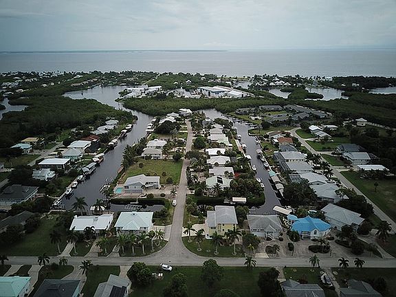 4th image of 7883 Breakwater Ct
