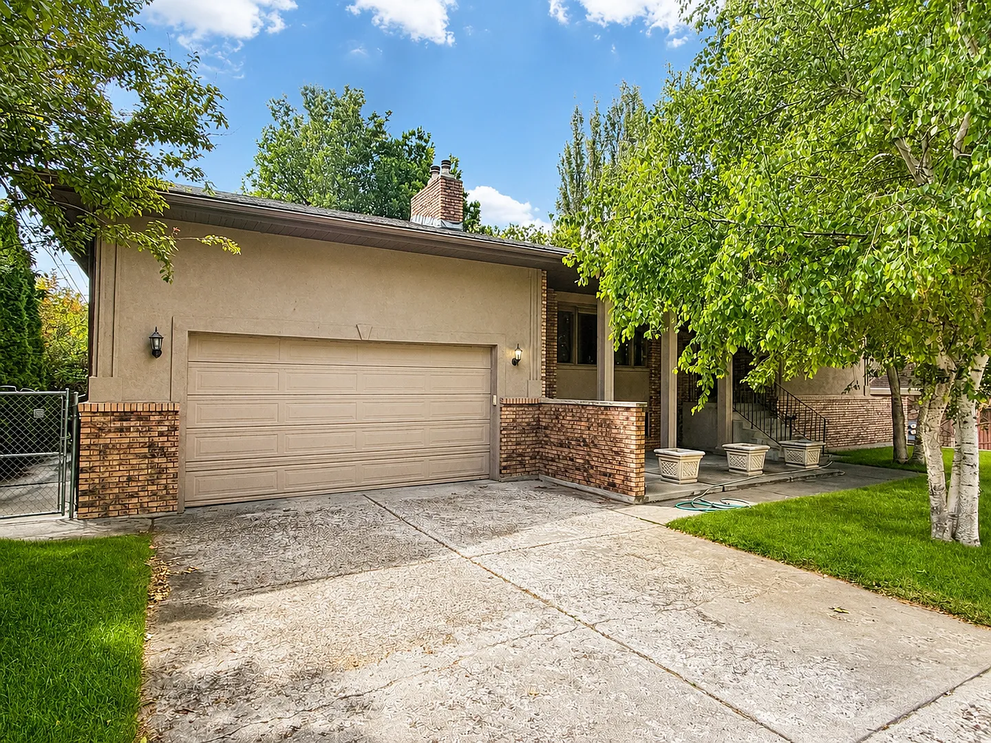 Spacious Charming Home (duplex) — Photo 1