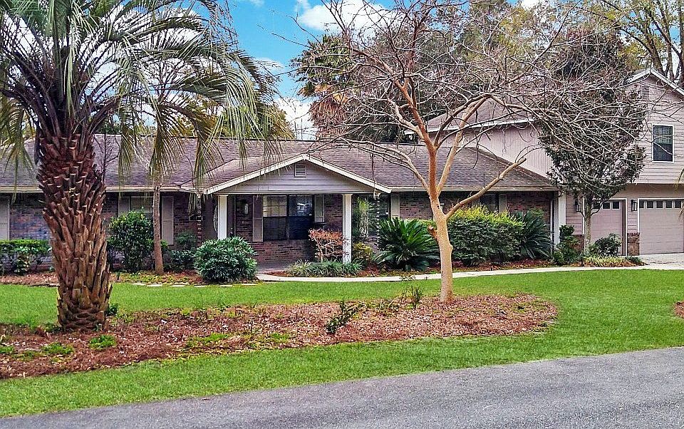 1st image of 545 NW Clubview Cir