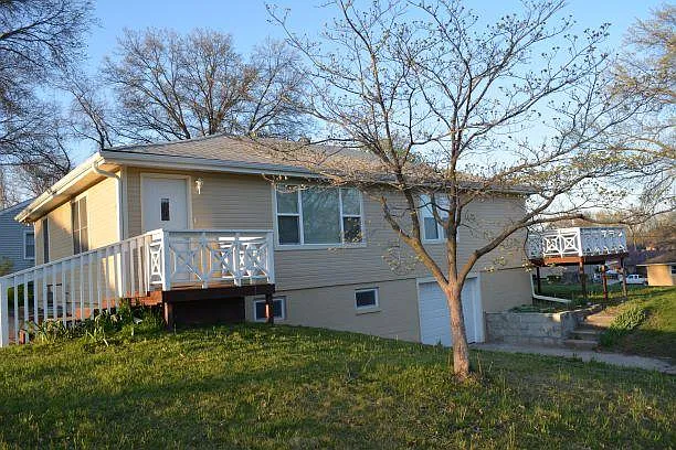 3 bed, 1.5 bath, 1305 sqft, $1,500 — Photo 1