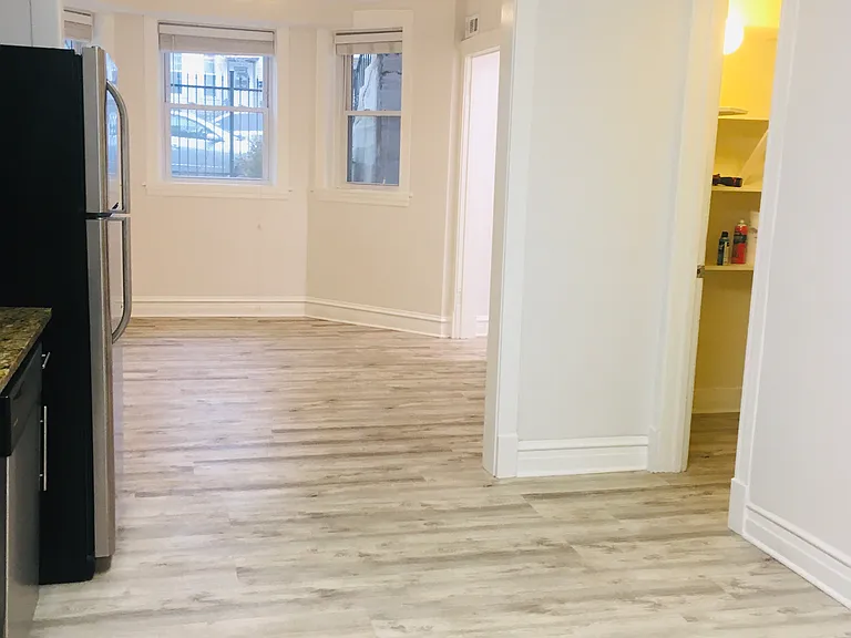 2447 N Harding Ave #G — Photo 8
