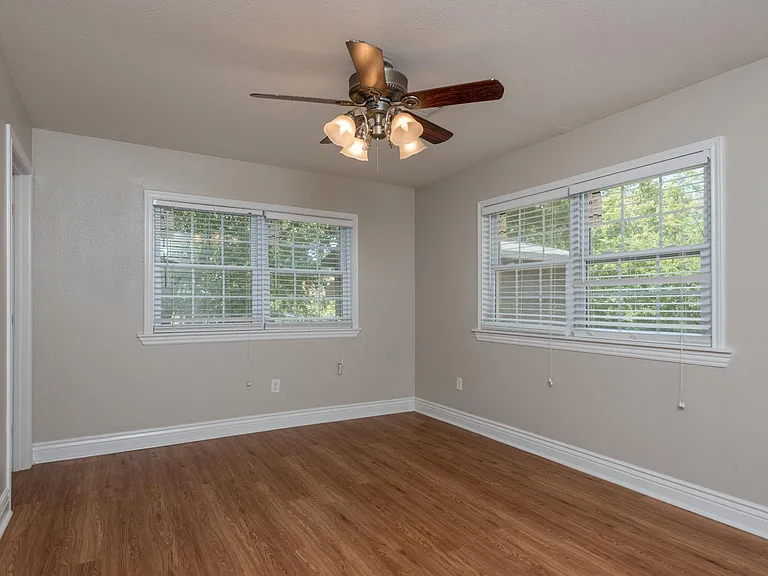 906 Lazy Ln — Photo 17