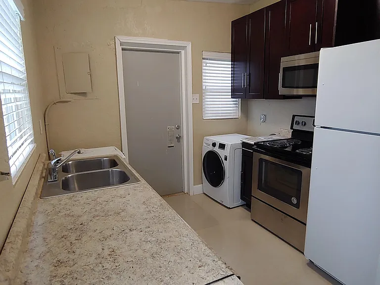 2347 Keith St — Photo 4