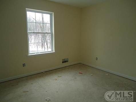 5th image of 33 Glen Rock Cir