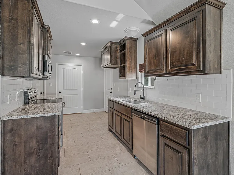 2604 Santiago Dr — Photo 6