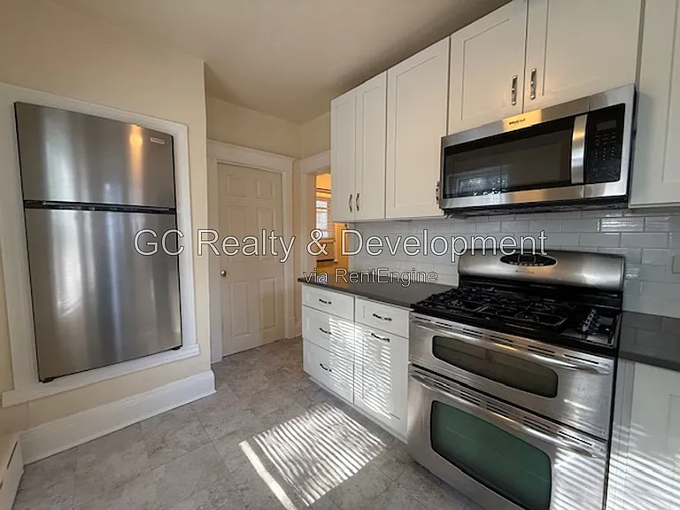 2415 Hastings Ave — Photo 6