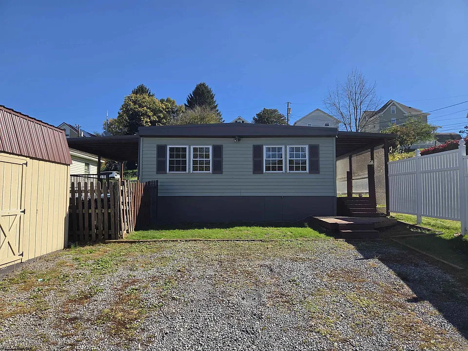 445 Center St