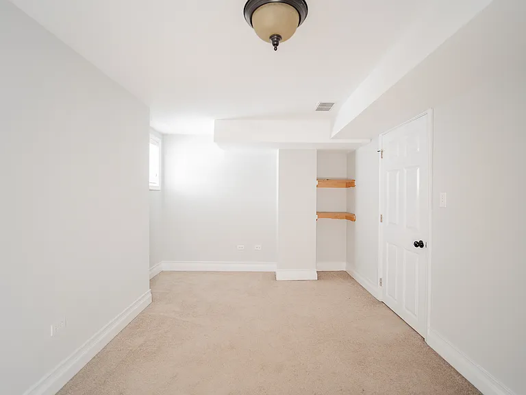 933 W Newport — Photo 6