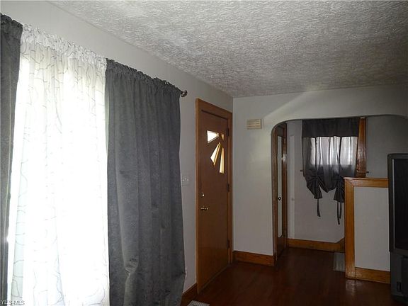 5th image of 23 E Selden Ave