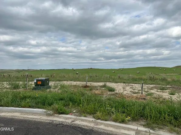 4741 Obsidian Ct NW, Mandan, ND 58554