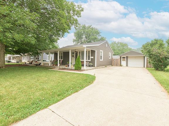 3rd image of 400 Hemlock Dr