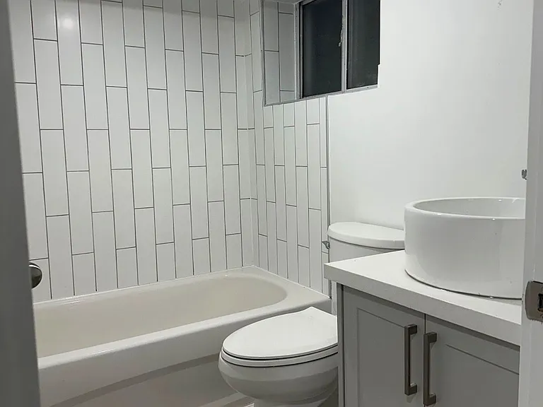1208 College St #BASEMENT — Photo 10