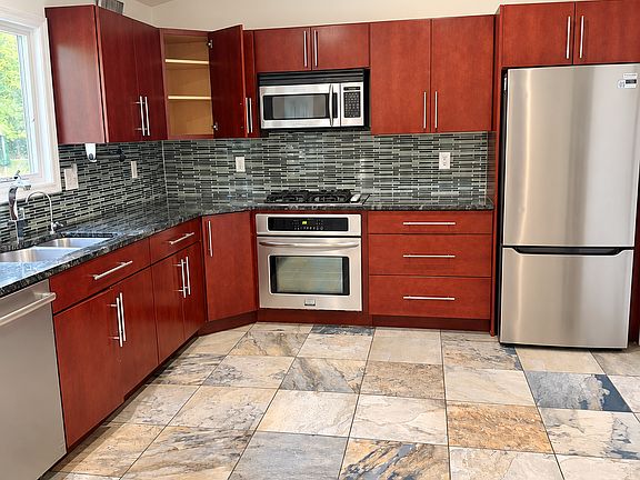4th image of 727 Cornwall Ave