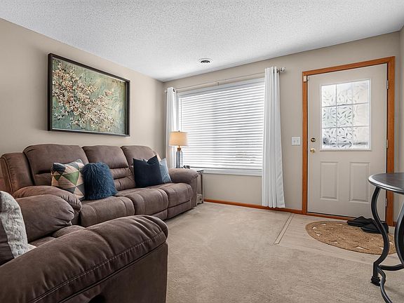 5th image of 15955 Finch Ln