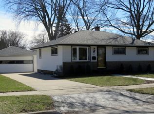 379 Gascoigne Dr, Waukesha, WI 53188