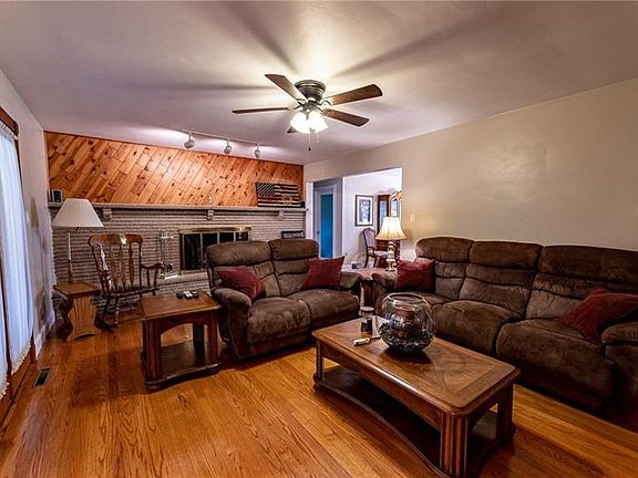 3rd image of 318 Vandivort Dr