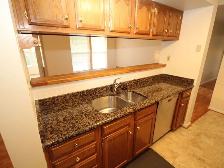 1002 Jessicas Ct #J — Photo 10