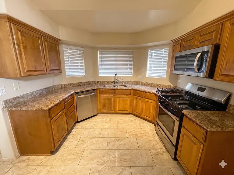 2181 S 37th Ave — Photo 5