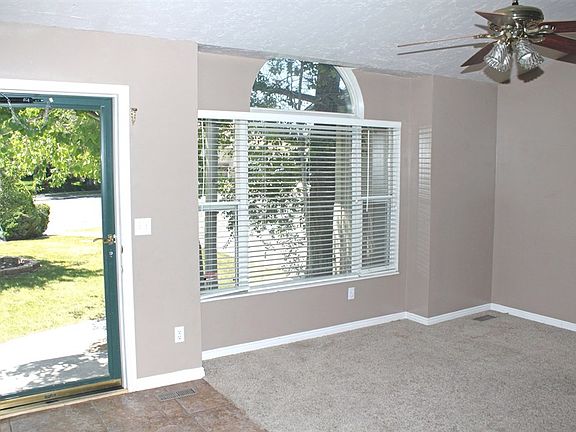 3rd image of 8137 S Pheasant Run Cir