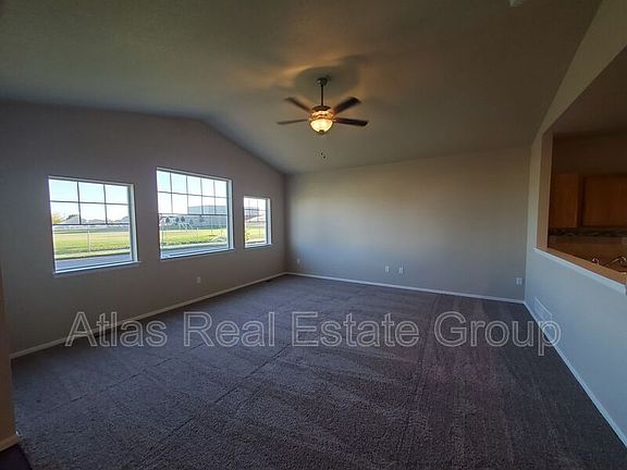 3rd image of 686 Finch Dr