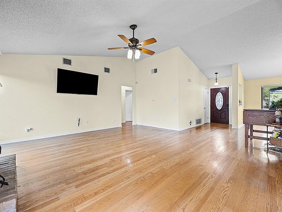 4th image of 1413 Charolais Dr