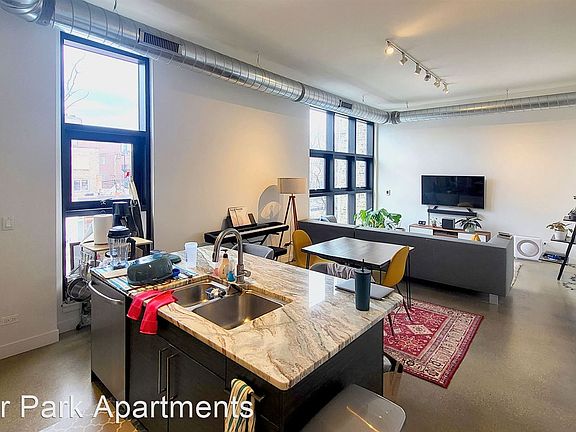 2nd image of 1062 N Ashland Ave Unit 301