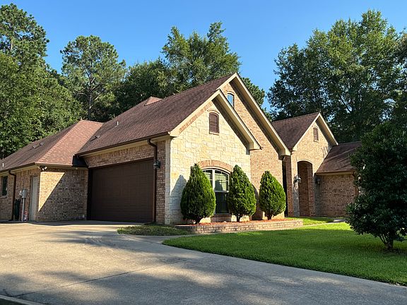 Lateral view of the house (garage)
