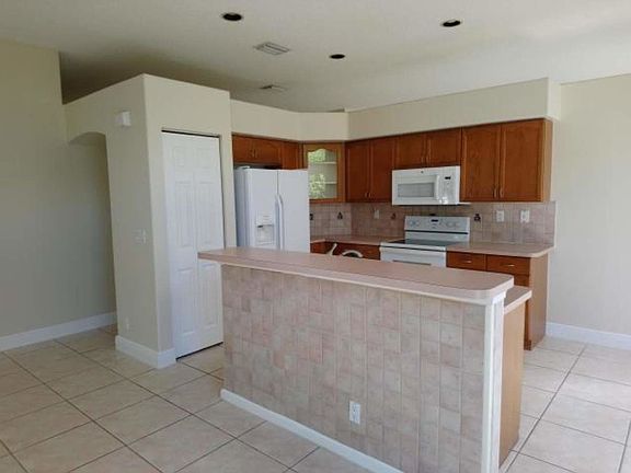 3rd image of 5643 Muirfield Village Cir