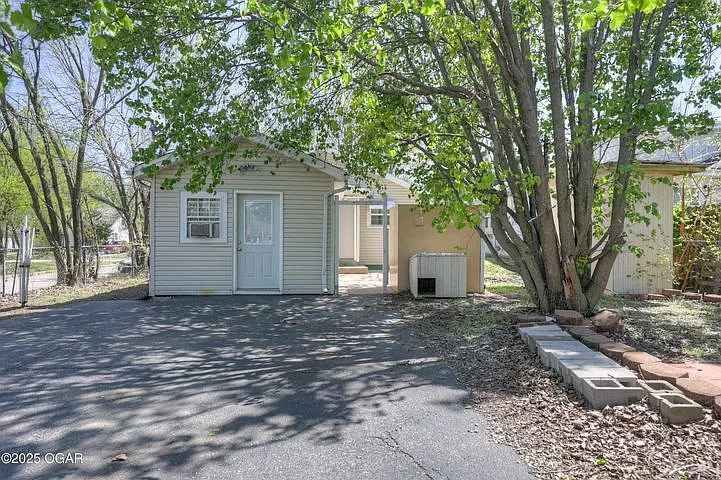502 Empire Ave — Photo 5