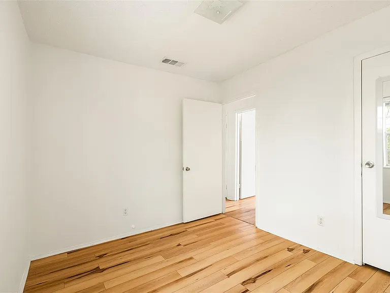 918 E 50th St #B — Photo 13