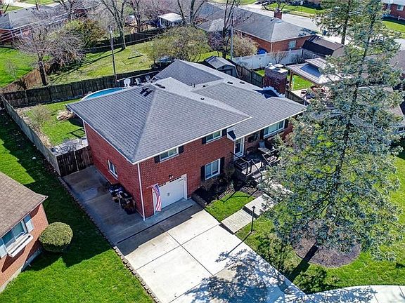 2nd image of 1133 Cloverfield Ave
