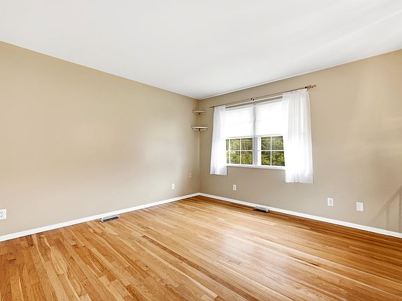 3rd image of 28 Nedra Dr