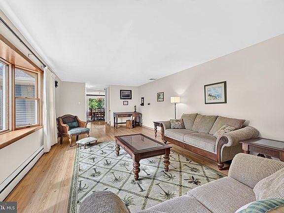 3rd image of 1104 Gloria Ln