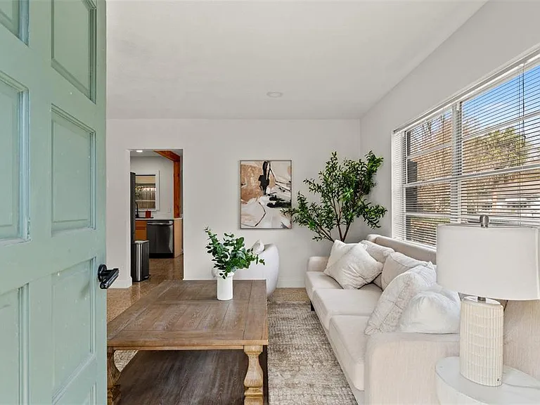 314.5 W Alva St — Photo 2