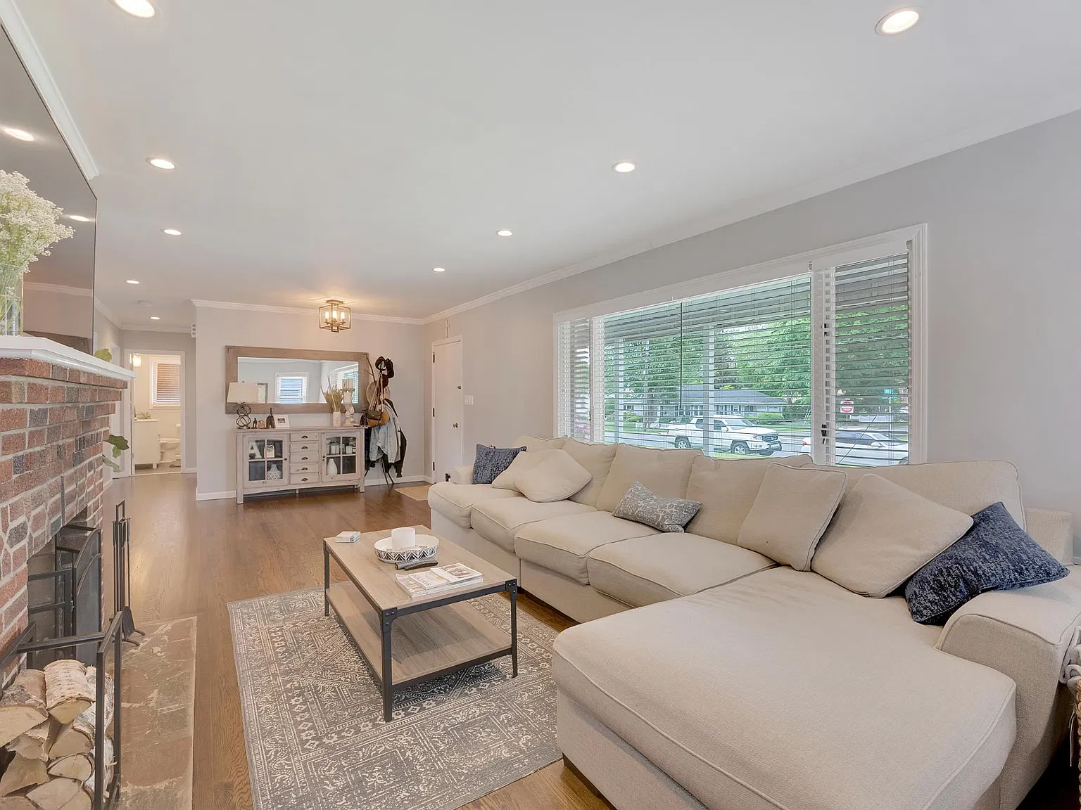 4 bed, 1384 sqft, $4,000 — Photo 2