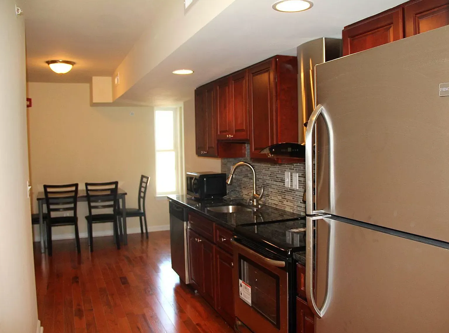 3 bed, 850 sqft, $680 — Photo 2