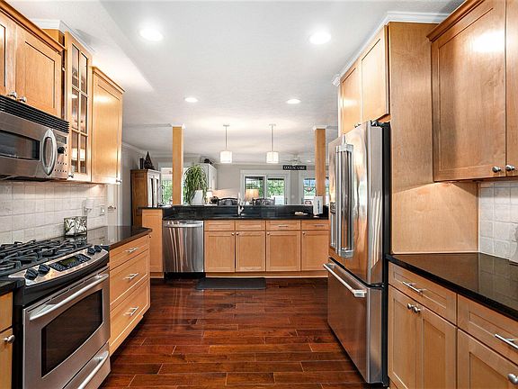 3rd image of 746 Country Club Dr