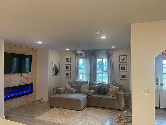 3rd image of 14 Honeysuckle Ln